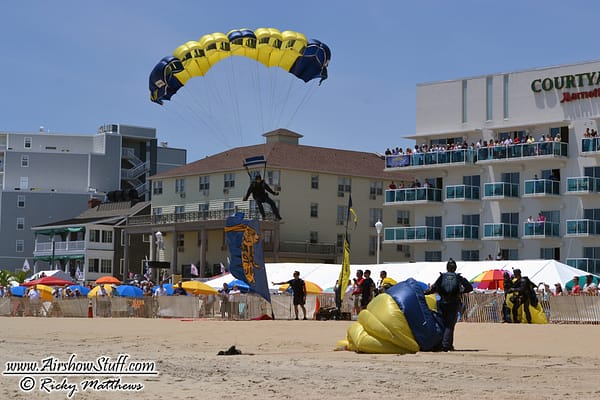 [UPDATED] Breaking: Two Parachutists Injured At Chicago Air And Water Show