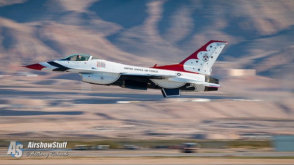 USAF Thunderbird F-16 Fighting Falcon - Aviation Nation Airshow