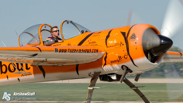 Mark Nowosielski - Twin Tigers Aerobatic Team - AirshowStuff