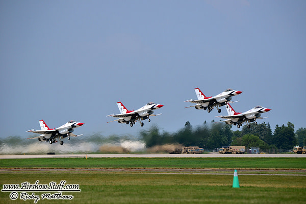 USAF Thunderbirds Take Off at Oshkosh