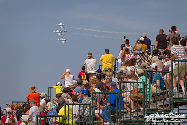 USAF Thunderbirds and Crowd - AirshowStuff