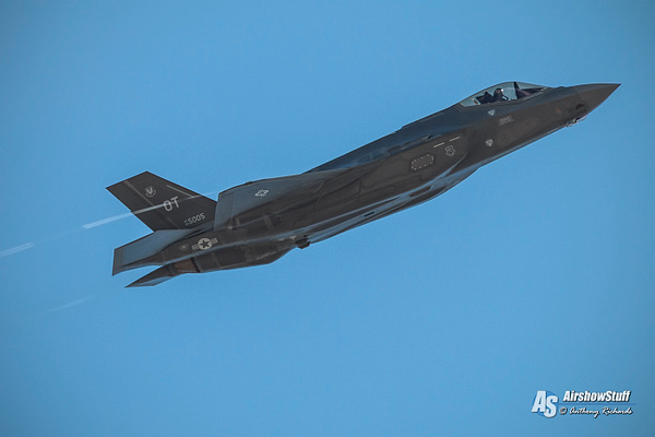 EAA Announces F-35 Lightning II And F-100 Super Sabre Appearances At AirVenture 2015