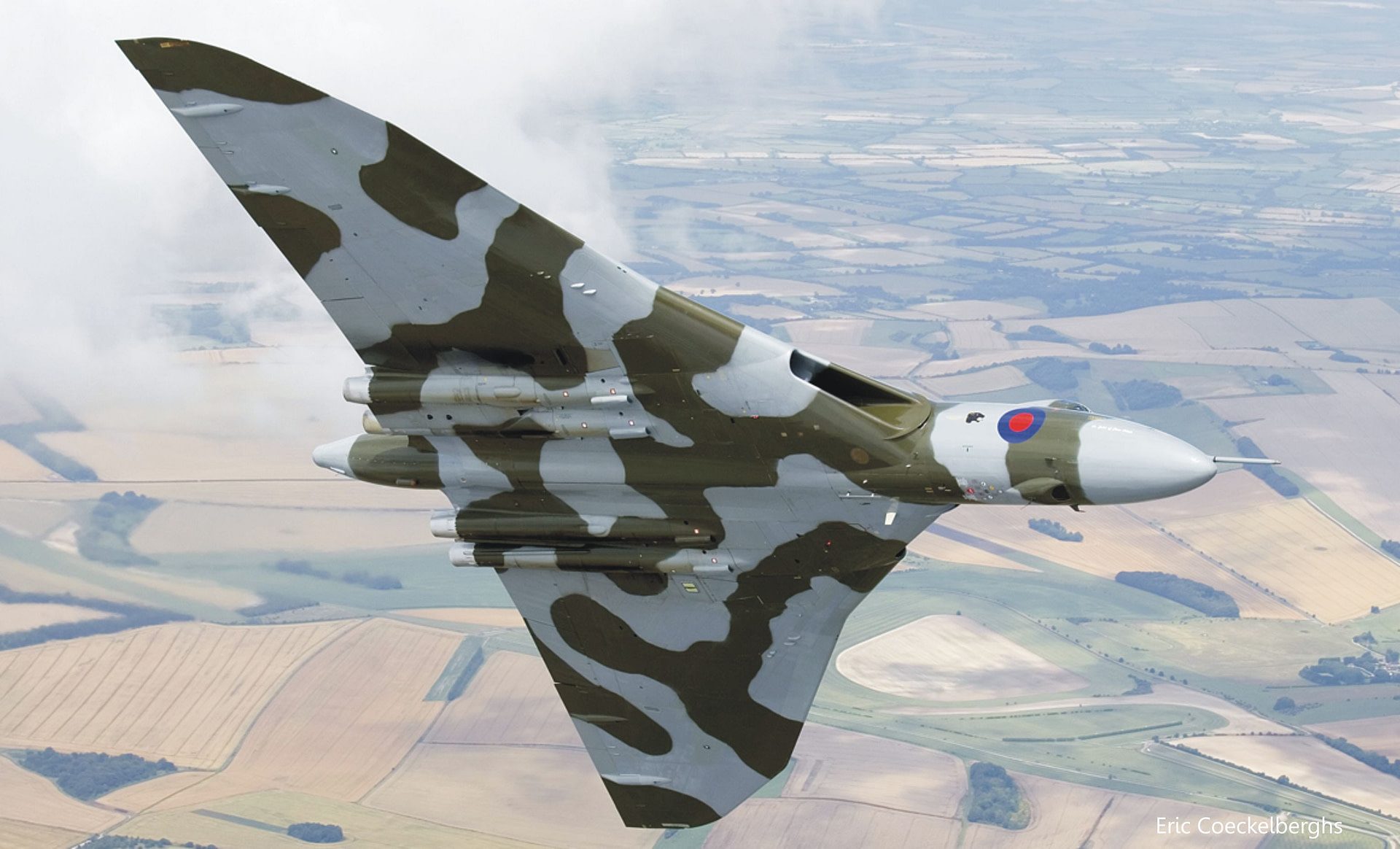 Did Vulcan XH558 Perform Unauthorized Barrel Rolls Before Retirement? -  AirshowStuff